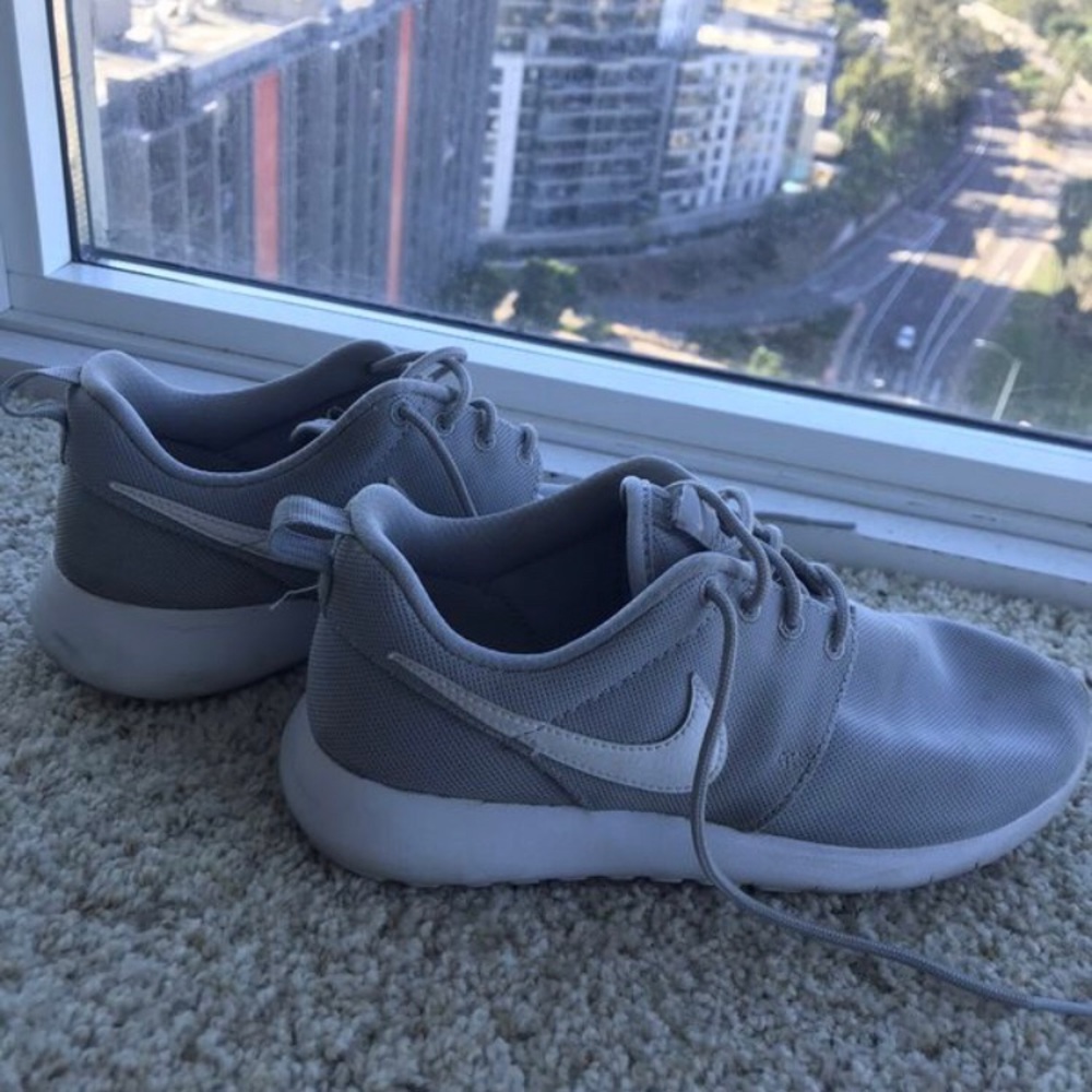 Grey/White Rose Runs W7.5